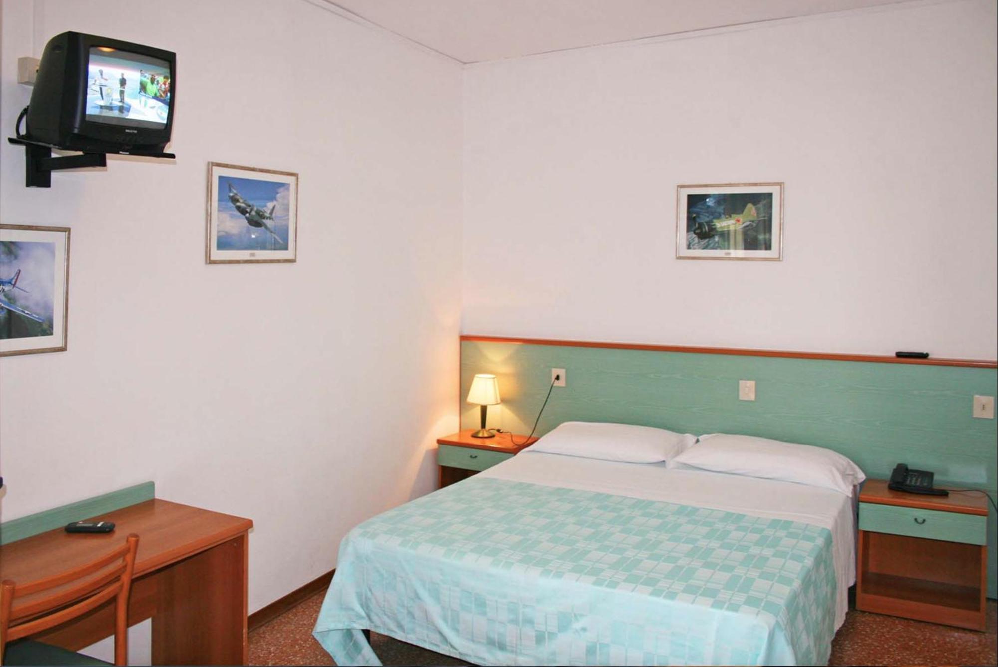לידו די ג'סולו Hotel Janeiro Frontemare מראה חיצוני תמונה