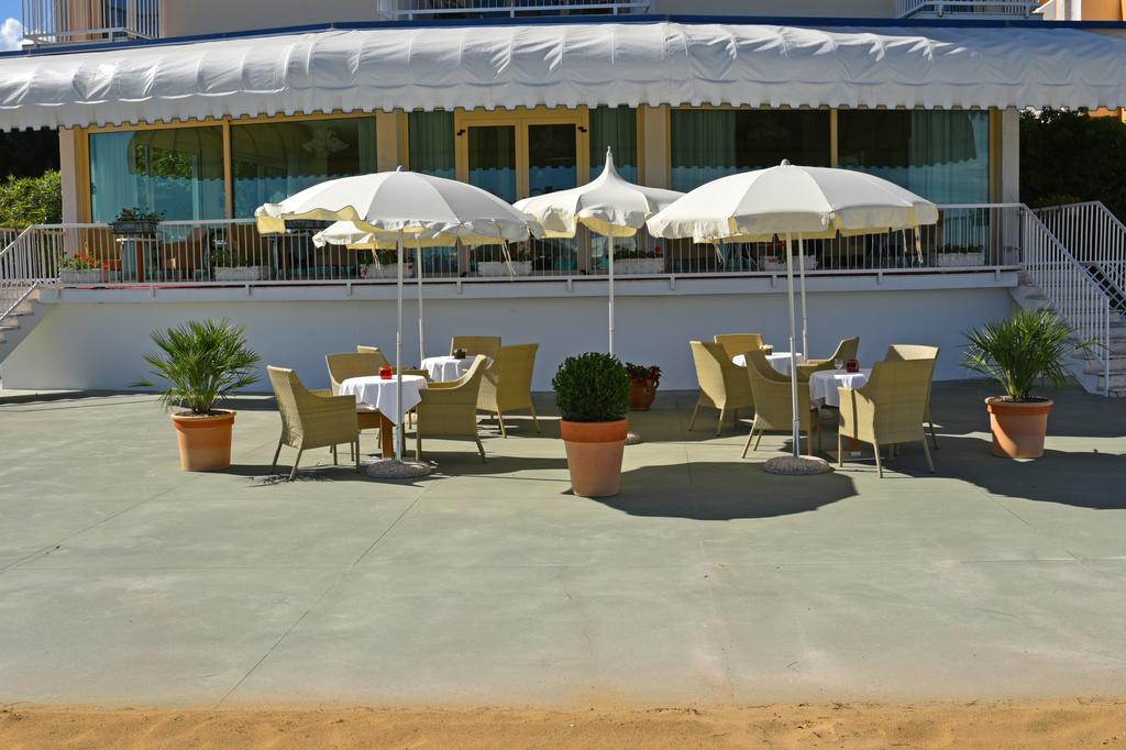 לידו די ג'סולו Hotel Janeiro Frontemare מראה חיצוני תמונה