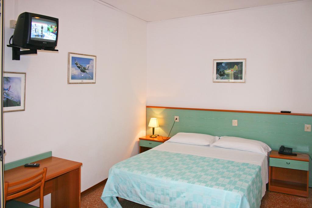 לידו די ג'סולו Hotel Janeiro Frontemare מראה חיצוני תמונה