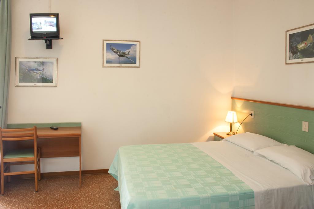 לידו די ג'סולו Hotel Janeiro Frontemare מראה חיצוני תמונה