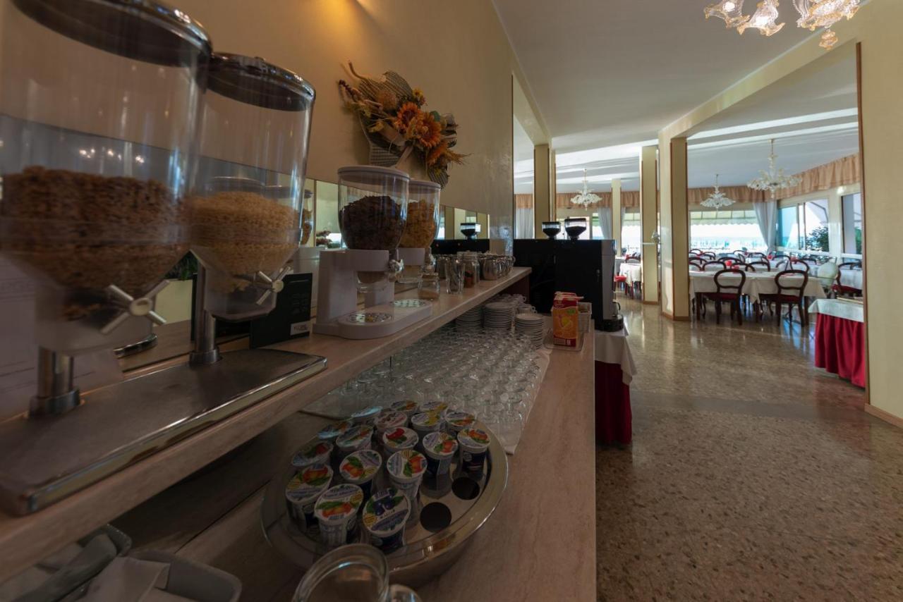 לידו די ג'סולו Hotel Janeiro Frontemare מראה חיצוני תמונה