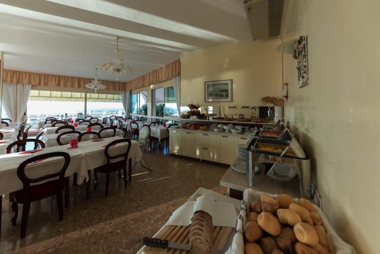 לידו די ג'סולו Hotel Janeiro Frontemare מראה חיצוני תמונה