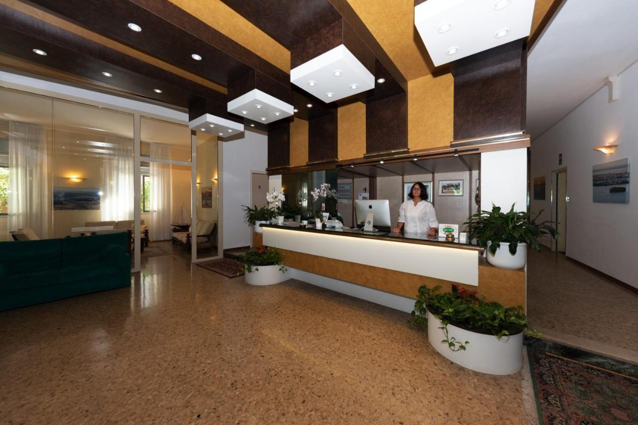 לידו די ג'סולו Hotel Janeiro Frontemare מראה חיצוני תמונה